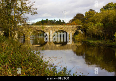 L antico in pietra costruito Shaw's ponte sopra il fiume Lagan vicino al piccolo villaggio di Mulino di Edenderry sulla periferia del sud di Belfast in Norther Foto Stock