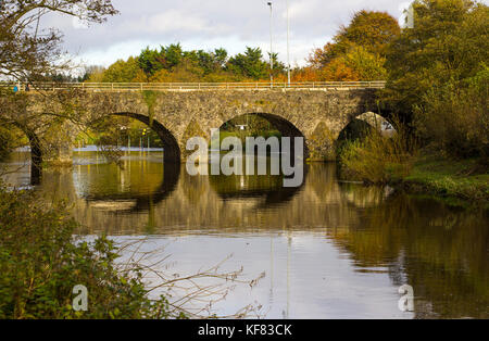 L antico in pietra costruito Shaw's ponte sopra il fiume Lagan vicino al piccolo villaggio di Mulino di Edenderry sulla periferia del sud di Belfast in Norther Foto Stock