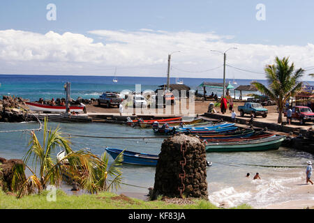 Isola di Pasqua, Cile, Isla de Pascua, Rapa Nui, barche resto nel porto vicino a Hanga Roa Foto Stock