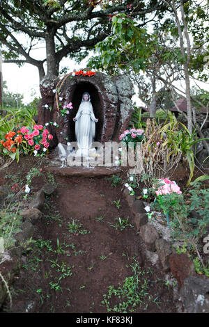 Isola di Pasqua, Cile, Isla de Pascua, Rapa Nui, una statua di Maria Madre di Dio al di fuori di una Chiesa locale in Hanga Roa Foto Stock