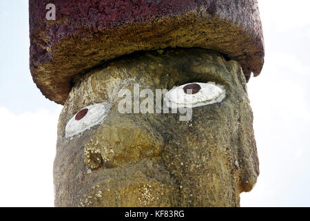 Isola di Pasqua, Cile, Isla de Pascua, Rapa Nui, Ahu Ko Te statua restaurata con occhi che si trova sul tahai complesso cerimoniale Foto Stock