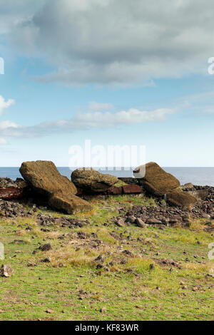 Isola di Pasqua, Cile, Isla de Pascua, Rapa Nui, moai i laici a faccia in giù a ahu akahanga moai sito Foto Stock
