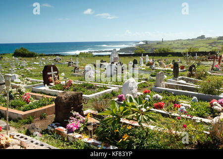 Isola di Pasqua, Cile, Isla de Pascua, Rapa Nui, una vista di uno dei cimiteri locali nei pressi di ahu tahai e ahu vai uri statue, situato sulla tahai Foto Stock