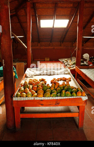 Isola di Pasqua, Cile, Isla de Pascua, Rapa Nui, la feria agricola mercato un mercato locale in Hanga Roa dove i locali vendono frutta e verdura e fatte a mano Foto Stock