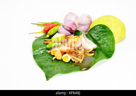 Foglia-avvolto bite-size antipasto chiamato thai miang kham dressing salsa su sfondo bianco Foto Stock