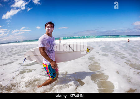 Stati Uniti d'America, Oahu, Hawaii, ritratto di mma mixed martial arts ultimate fighter lowen tynanes presso la spiaggia di pipeline sulla North Shore di Oahu Foto Stock