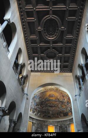 Vista interna della basilica dei Santi Quattro Coronati (quattro Santo incoronato onesin) rione Celio di roma, Italia © Credito fabio mazzarella/sintesi/stock alamy Foto Stock