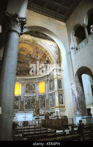 Vista interna della basilica dei Santi Quattro Coronati (quattro Santo incoronato onesin) rione Celio di roma, Italia © Credito fabio mazzarella/sintesi/stock alamy Foto Stock