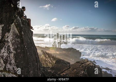 Hawaii, Oahu, North Shore big swell onde in rotolamento sulla sponda nord Foto Stock