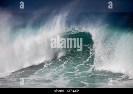 Hawaii, Oahu, North Shore shorebreak a Waimea Bay Foto Stock