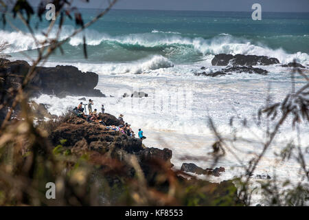 Hawaii, Oahu, North Shore eddie aikau, 2016 spettatori guardando la eddie aikau 2016 big wave surf concorrenza, Waimea Bay Foto Stock