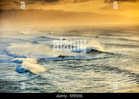 Hawaii, Oahu, North Shore eddie aikau, 2016, vista aerea di un grande rigonfiamento in rottura di Waimea Bay Foto Stock