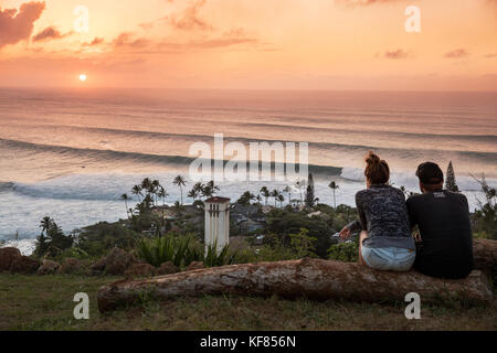 Hawaii, Oahu, North Shore eddie aikau, 2016 spettatori guardando i surfisti a conclusione dell'Eddie aikau 2016 big wave surf la concorrenza Foto Stock