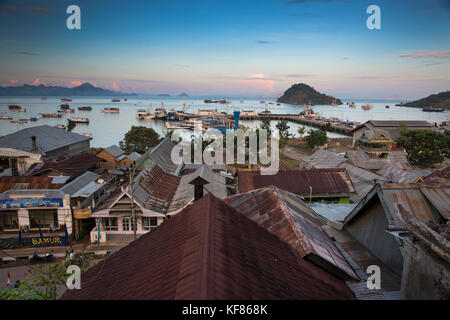 Indonesia, Flores, vista sulla città e le barche ancorate al largo delle coste di labuan bajo a sunrise Foto Stock