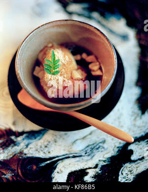 GIAPPONE, Kyushu, dessert servito al ristorante Hisago in ceramica Karatsu Foto Stock