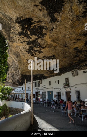 A Setenil de las Bodegas, uno dei piccoli Paesi Bianchi in Andalusia, Spagna Foto Stock