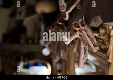 Immagine di primo piano di un gruppo di vecchie chiavi arrugginite. Foto Stock