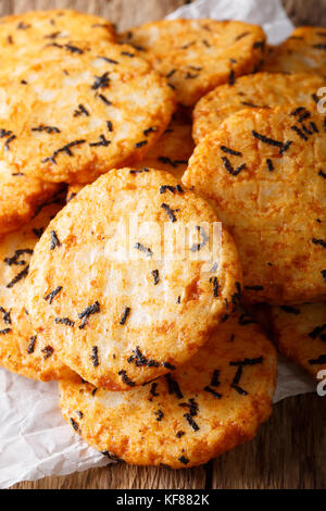 Delizioso spuntino cracker di riso con alghe marine e tapioca vicino sul piano verticale. Foto Stock