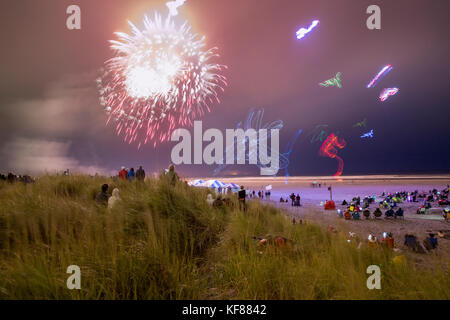 Stati Uniti d'America, nello stato di Washington, spiaggia lunga penisola, international kite festival, spettacolo di fuochi d'artificio e illuminato aquiloni Foto Stock