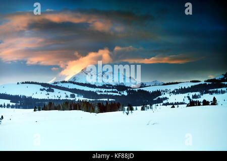 Stati Uniti d'America, Wyoming, il parco nazionale di Yellowstone, guardando ad ovest verso il picco di corna in gallatin mountain range al tramonto, foro di gardners Foto Stock