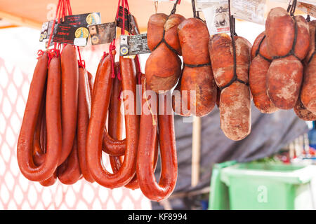 Majorcan tradizionale salsiccia sobrassada (sobrasada de Mallorca) per la vendita al mercato sineu, Mallorca, Spagna Foto Stock