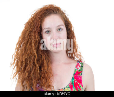 Ritratto di una donna bellissima. colpo alla testa. redhead adolescente con capelli ondulati. tropical stampa abito. isolato su sfondo bianco. Foto Stock