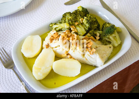 Lombo de Bacalhau A Lagareiro (alla griglia merluzzo bianco) presso un ristorante Coluna, Elvas, Alentejo, Portogallo Foto Stock