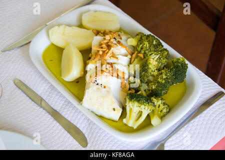 Lombo de Bacalhau A Lagareiro (alla griglia merluzzo bianco) presso un ristorante Coluna, Elvas, Alentejo, Portogallo Foto Stock