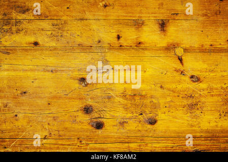 Background e texture di weathered giallo tavole di legno, di età compresa tra i rivestimenti in legno per pavimenti top view sfondo come spazio di copia Foto Stock