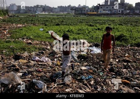 Dacca in Bangladesh. 26 ott 2017. bambini di giocare su un campo polveroso in emarginati di Dhaka. Credito: md. mehedi hasan/Pacific press/alamy live news Foto Stock