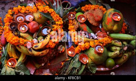 Kathmandu, Nepal. 26 ott 2017. offerte sono raffigurate mantenuta per preghiere al sole di setting durante il festival di chhath presso la banca del fiume Bagmati a Kathmandu, Nepal. devoti dal Terai regione del Nepal e India celebra la festa adorare Dio sole per sostenere la vita sulla terra e a prostrarsi davanti a lui per fornire la sua continua benedizione per l'umanità. Credito: archana shrestha che pacifico/press/alamy live news Foto Stock