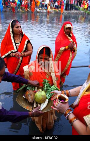 Kathmandu, Nepal. 26 ott 2017. donne indù speciali preghiere per la regolazione del sole durante il festival di chhath onorare Dio sole presso la banca del fiume Bagmati a Kathmandu, Nepal. devoti dal Terai regione del Nepal e India celebra la festa adorare Dio sole per sostenere la vita sulla terra e a prostrarsi davanti a lui per fornire la sua continua benedizione per l'umanità. Credito: archana shrestha che pacifico/press/alamy live news Foto Stock