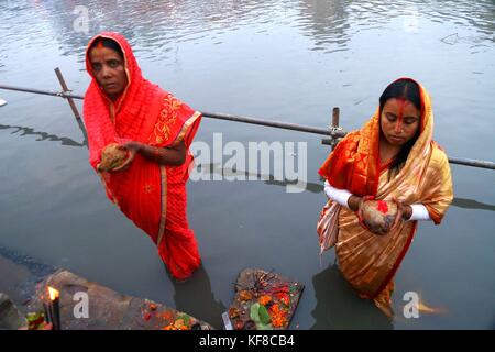 Kathmandu, Nepal. 26 ott 2017. donne indù speciali preghiere per la regolazione del sole durante il festival di chhath onorare Dio sole presso la banca del fiume Bagmati a Kathmandu, Nepal. devoti dal Terai regione del Nepal e India celebra la festa adorare Dio sole per sostenere la vita sulla terra e a prostrarsi davanti a lui per fornire la sua continua benedizione per l'umanità. Credito: archana shrestha che pacifico/press/alamy live news Foto Stock