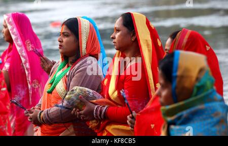 Lalitpur, Nepal. 26 ott 2017. donne indù speciali preghiere per la regolazione del sole durante il festival di chhath onorare Dio sole presso la banca del fiume Bagmati a Kathmandu, Nepal. devoti dal Terai regione del Nepal e India celebra la festa adorare Dio sole per sostenere la vita sulla terra e a prostrarsi davanti a lui per fornire la sua continua benedizione per l'umanità. Credito: archana shrestha che pacifico/press/alamy live news Foto Stock