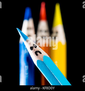 Un divertimento di ripresa macro di alcune matite colorate con facce. Foto Stock