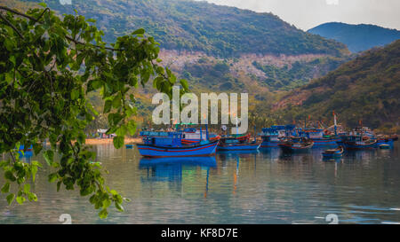 Vista del villaggio di pescatori nella baia di Vinh Huy, provincia di Ninh Thuan, Vietnam Foto Stock