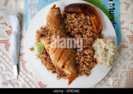 Belize. Città del Belize, interi snapper servito con riso e fagioli a nerie del ristorante Foto Stock