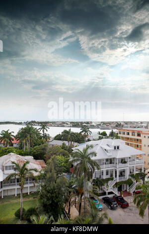 Belize. Città del Belize, vista la grande casa inn dalla sommità del Radisson Hotel tetto Foto Stock