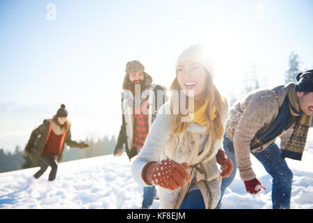 Gli amici che si diverte durante il periodo invernale Foto Stock