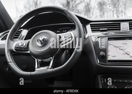 Amburgo, Germania - 10 Febbraio 2017: interno della seconda generazione di Volkswagen Tiguan, 4x4 R-linea. Crossover compatto veicolo fabbricato dal tedesco una Foto Stock