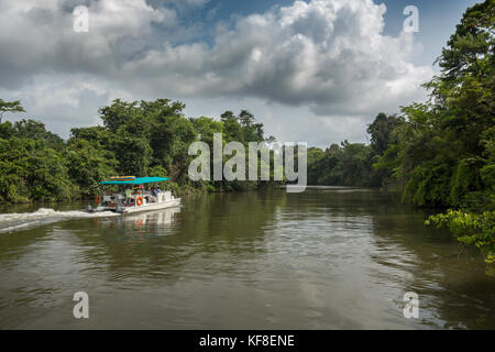 Belize, Punta Gorda, Toledo, gli ospiti possono andare a pesca sul loro modo al loro tour di snorkeling, tutte le guide sono locali al sud del Belize regio Foto Stock