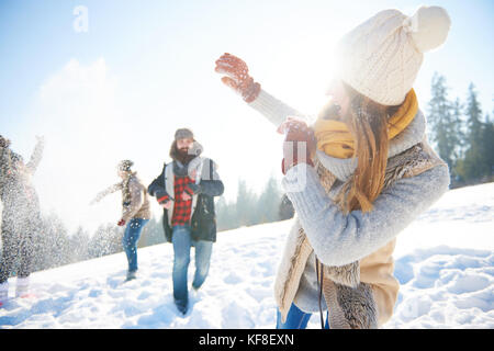 Coppia giovane in lotta con le palle di neve Foto Stock