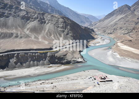 Vista aerea di confluenza (sangam) dei fiumi indo e zanskar Foto Stock