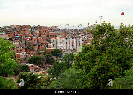 Il Brasile, Rio de Janeiro, favela, un punto di vista di Ariel del complexo do alemao, un quartiere entro la zona nord Foto Stock