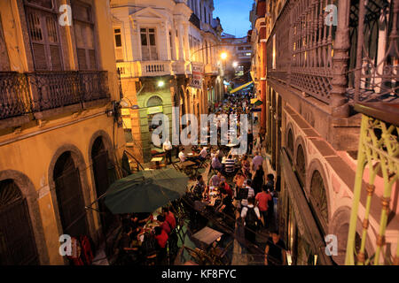 Il Brasile, Rio de Janeiro, Lapa, la gente si raduna in Rua do ouvidor Foto Stock