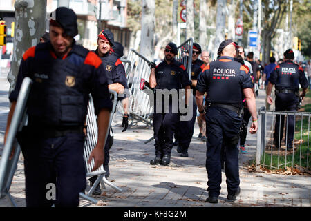 La polizia Mossos Catalana d'esquadra ostacoli posti nella parte anteriore del parlamento catalano durante il pomeriggio del 10 ottobre, giorno in cui la dichiarazione o Foto Stock