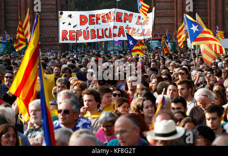 La gente in attesa nelle strade di Barcellona, in Spagna il 10 ottobre 2017 per il Presidente della Catalogna Carles Puigdemont per Foto Stock