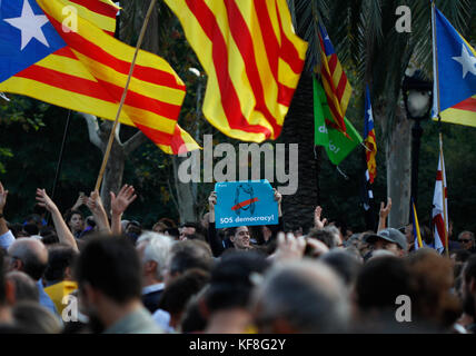 La gente in attesa nelle strade di Barcellona, in Spagna il 10 ottobre 2017 per il Presidente della Catalogna Carles Puigdemont per Foto Stock