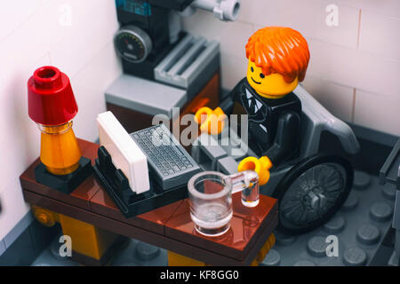 Tambov, Federazione russa - ottobre 18, 2017 lego lavoratore di ufficio in sedia a rotelle sul suo posto di lavoro. studio shot. Foto Stock