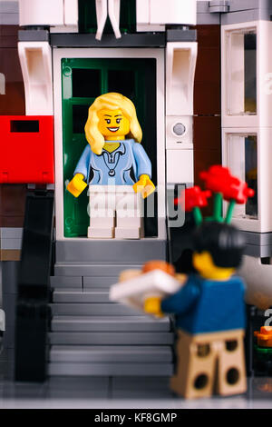 Tambov, Federazione russa - ottobre 18, 2017 lego ragazza sul portico incontro uomo con fiori e regali. studio shot. Foto Stock